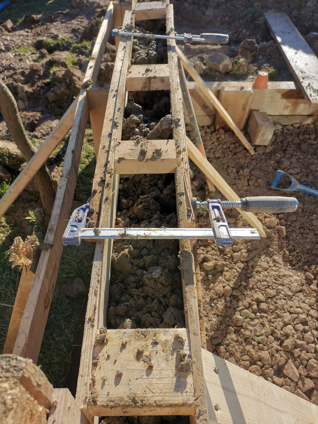 Digital Landscaping Guide - How to Build an Earth Rammed Wall - PDF Download